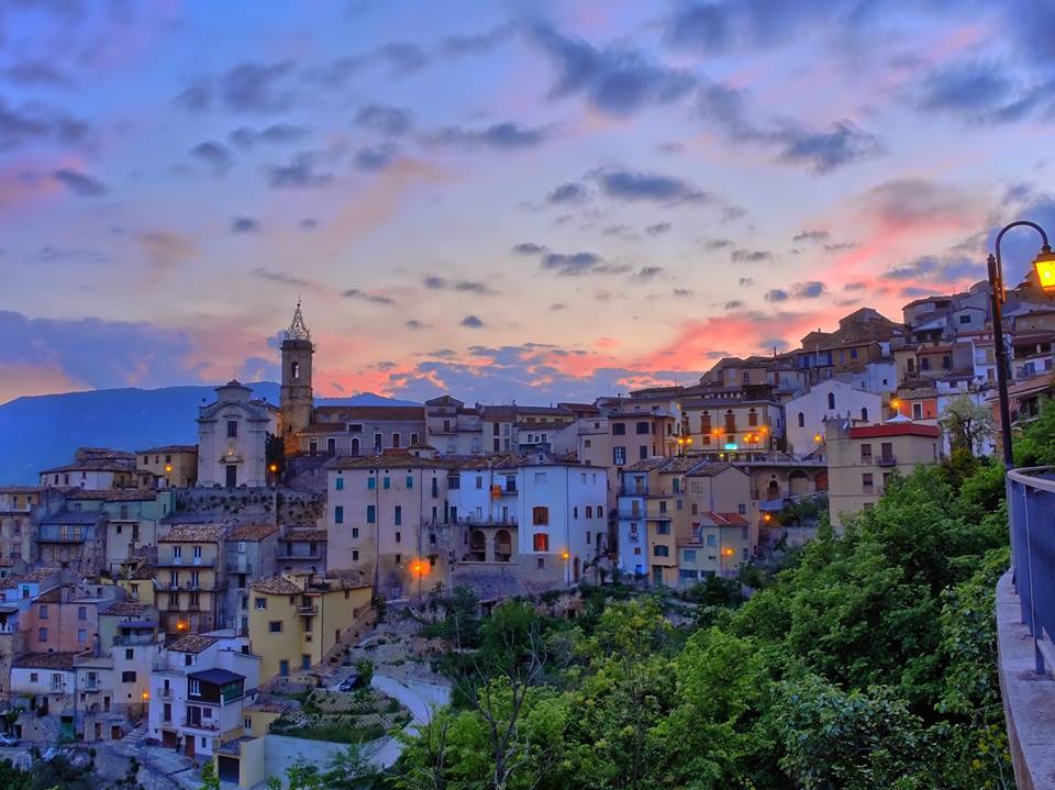 Italia_espanol's tweet photo. Buenas noches desde #Colledimezzo (Ch) pintoresco #pueblecito en Valle del Sangro en la región #Abruzzo #italianvillages #Italia Ph V.Politi https://t.co/crLr3ZwQZe