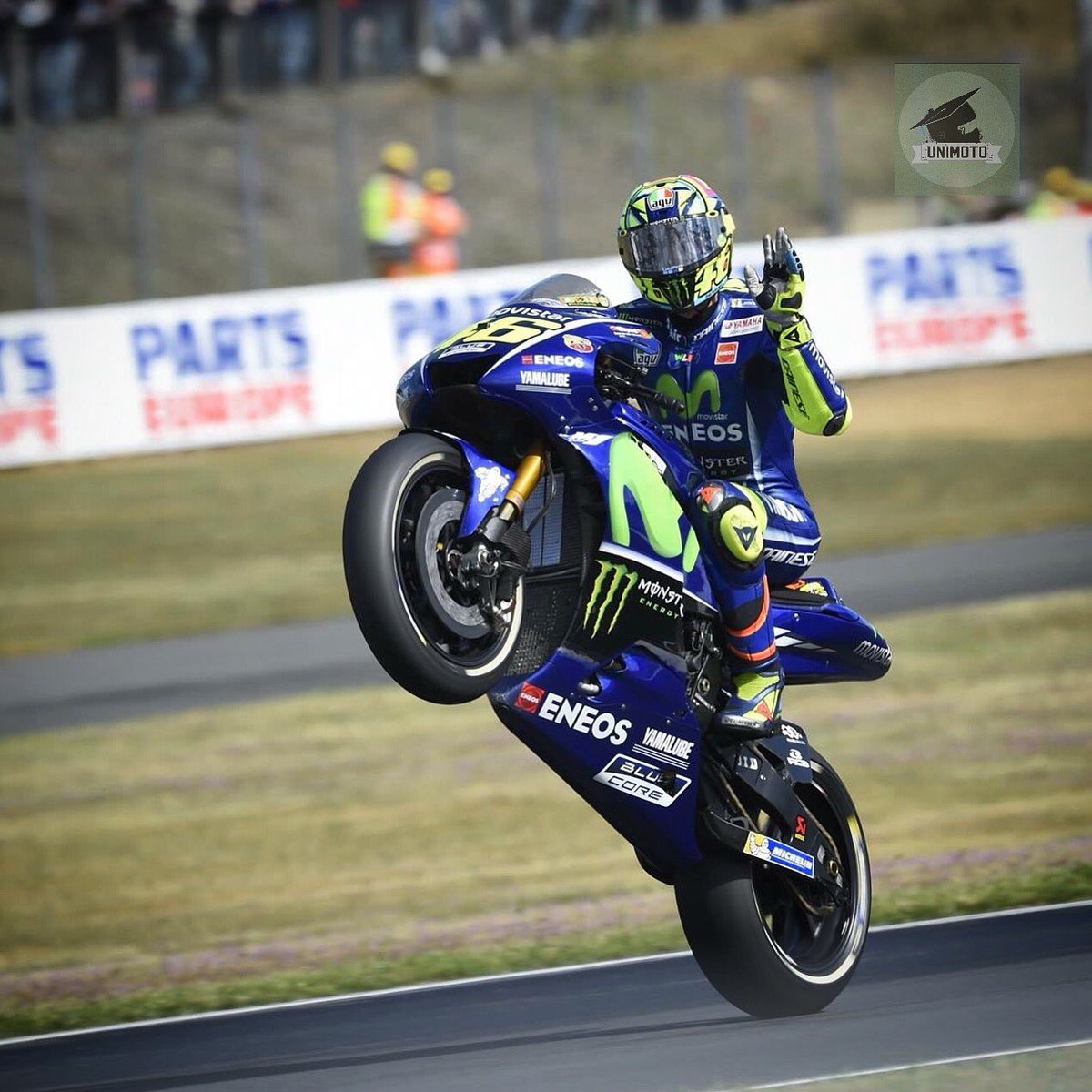 UniMoto_'s tweet photo. #Rossi den #tekteker 
#efsane #vr46 #valentinorossi #yamaha #motor #motosiklet #motorsiklet #motoetkinlik #tutku #ask #şov #mutluluk #motogp https://t.co/MEdwGxgUVl