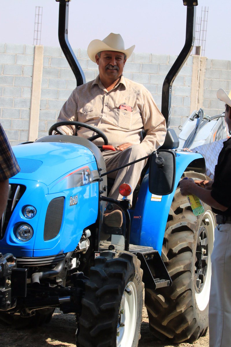 ATelloC's tweet photo. Continuamos haciendo equipo con #Zacatecas y @SAGARPA_mx, hoy hacemos entrega de apoyos a favor de la producción agrícola y ganadera. https://t.co/YFTdbic5X0