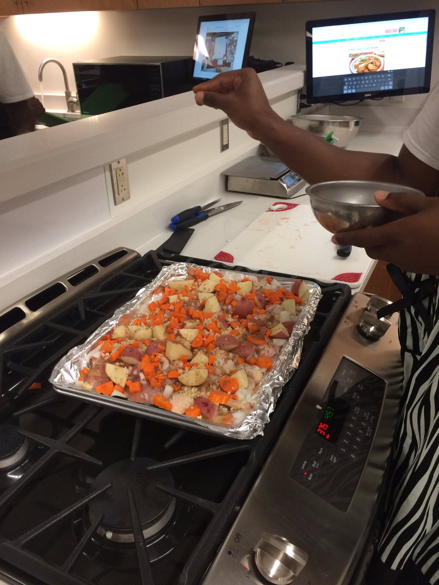 FuelingJMUDukes's tweet photo. Working on knife skills and learning how to debone a chicken today in class with @JMUFootball student-athletes #fuelingthedukes https://t.co/e4ZV9RyNdH