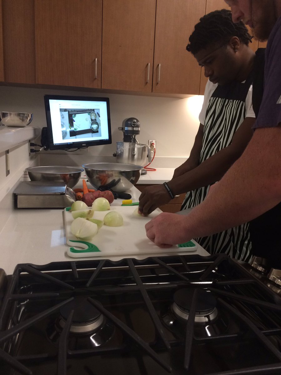 FuelingJMUDukes's tweet photo. Working on knife skills and learning how to debone a chicken today in class with @JMUFootball student-athletes #fuelingthedukes https://t.co/e4ZV9RyNdH