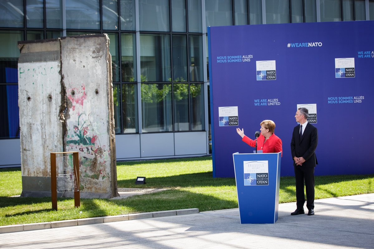 Kanzlerin #Merkel bei Einweihung Berliner Mauer-Denkmal @Nato:Nicht Abschottung u Mauern sind erfolgreich,sondern offene Gesellschaften[...]
