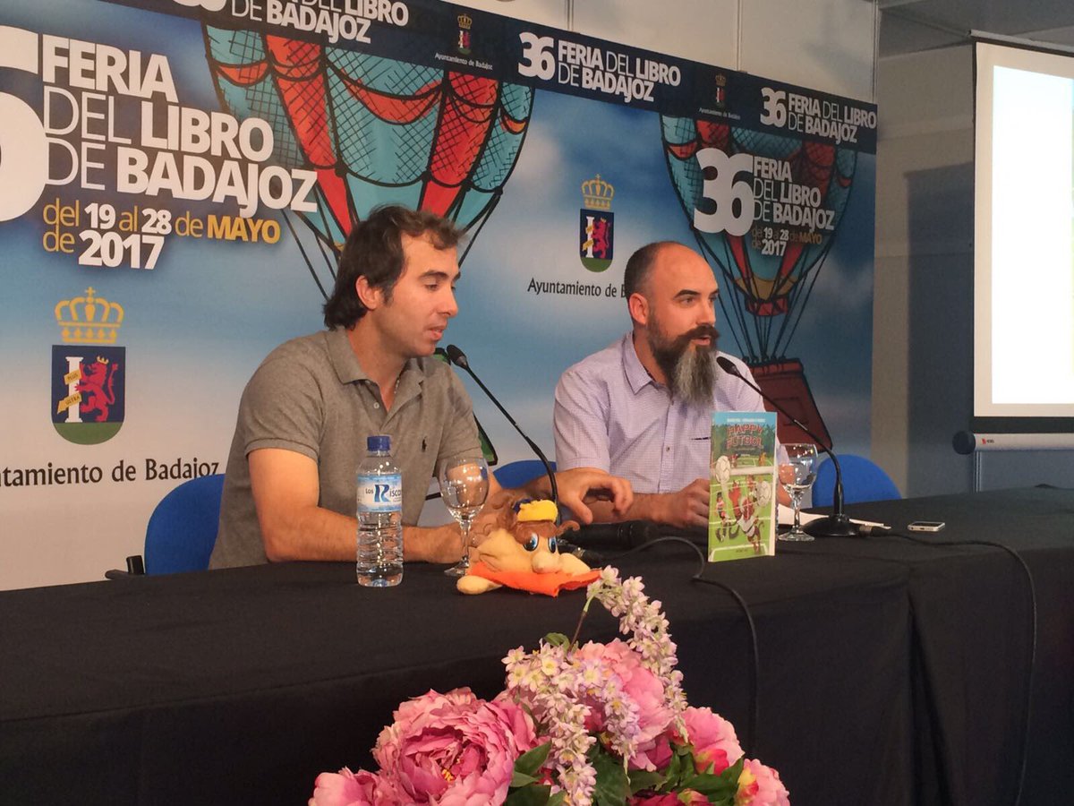 FLBadajoz's tweet photo. Tardes de presentaciones y Conferencias. "El fútbol que se lee" a cargo de Álvaro Roa  y Fernando D'Amico
autores de Happy Fútbol #36FLB https://t.co/Z1JDIFVA4I