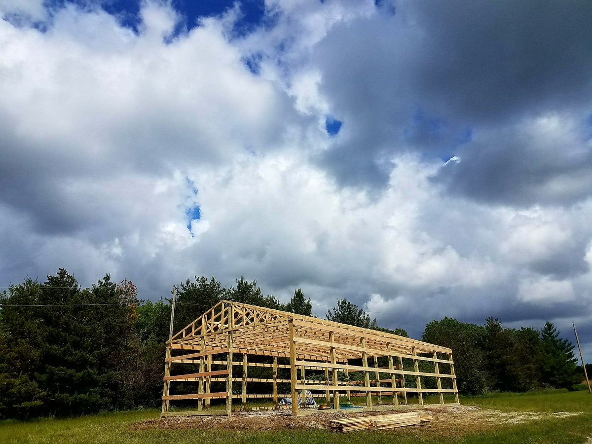 BlueLineEquine's tweet photo. The #barn is looking great!
#bluelineequine #horses #horse #horsetrainer #horsetraining #iowa #drafthorses #centraliowa #stormclouds  #storm https://t.co/bjWbqbVIMg