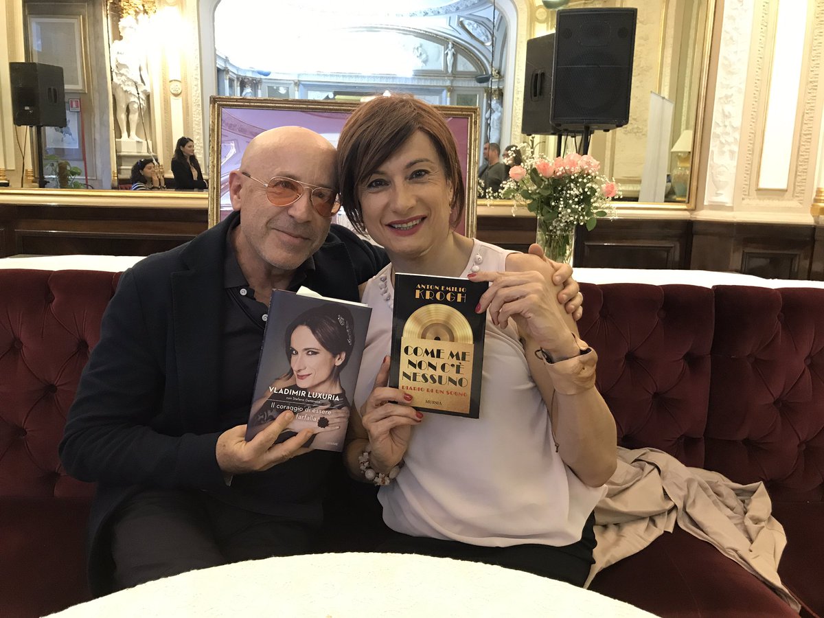 antonemiliok's tweet photo. Di libro in libro con una splendida amica e persona. Love u @vladiluxuria tutte le cose più belle per la tua libertà di farfalla ❤️🐞🍀 https://t.co/SqCdpc2wqz