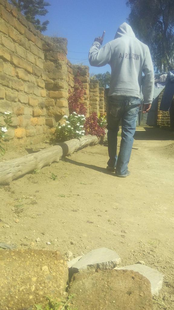MmbagaMsafiri's tweet photo. Ufahamu humfugua mtu. https://t.co/bVsDBrBAjI