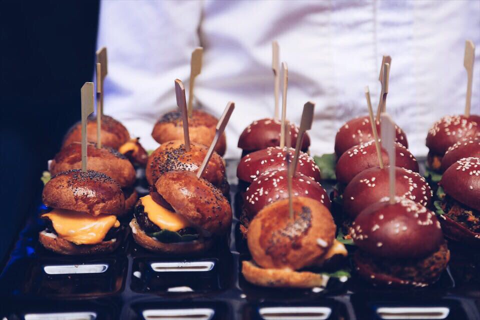 Hellmann's soslar artik evinizde. Kutlama partisi tüm lezzetiyle başladı. #loveatfirstte