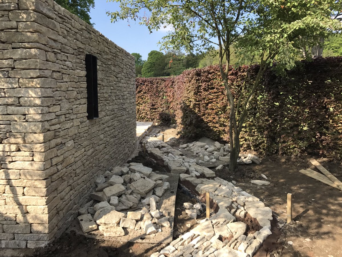 ovens_sam's tweet photo. Sun is shining and hard works nearly complete #greatday #rhschatsworth @The_RHS @RHSPressOffice @Wedgwood  @SwattonLS https://t.co/rFPIfECrrs