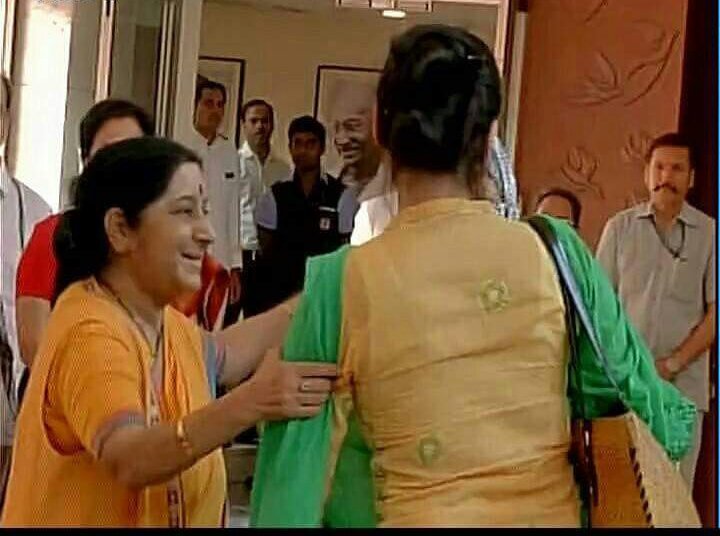 TanushreeDutt's tweet photo. Delhi: EAM Sushma Swaraj Meets Family Of Uzma, Who Said She Was Forced To Marry A Pakistani Man At Gunpoint. She Returned To India Today. https://t.co/UOqmPftQmK