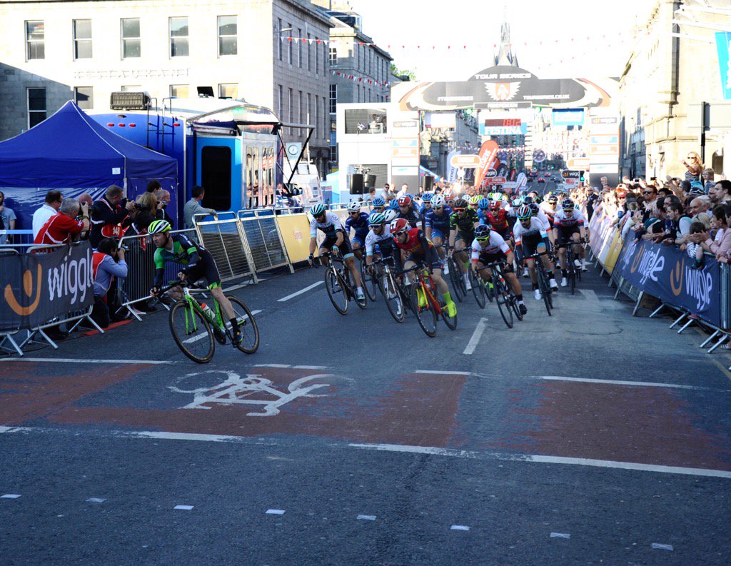 Simon_Ovenden's tweet photo. ...and they're off. The first Tour Series 2017 main race in Aberdeen #TourSeries2017 #Aberdeen https://t.co/Y0cAtrQhUz
