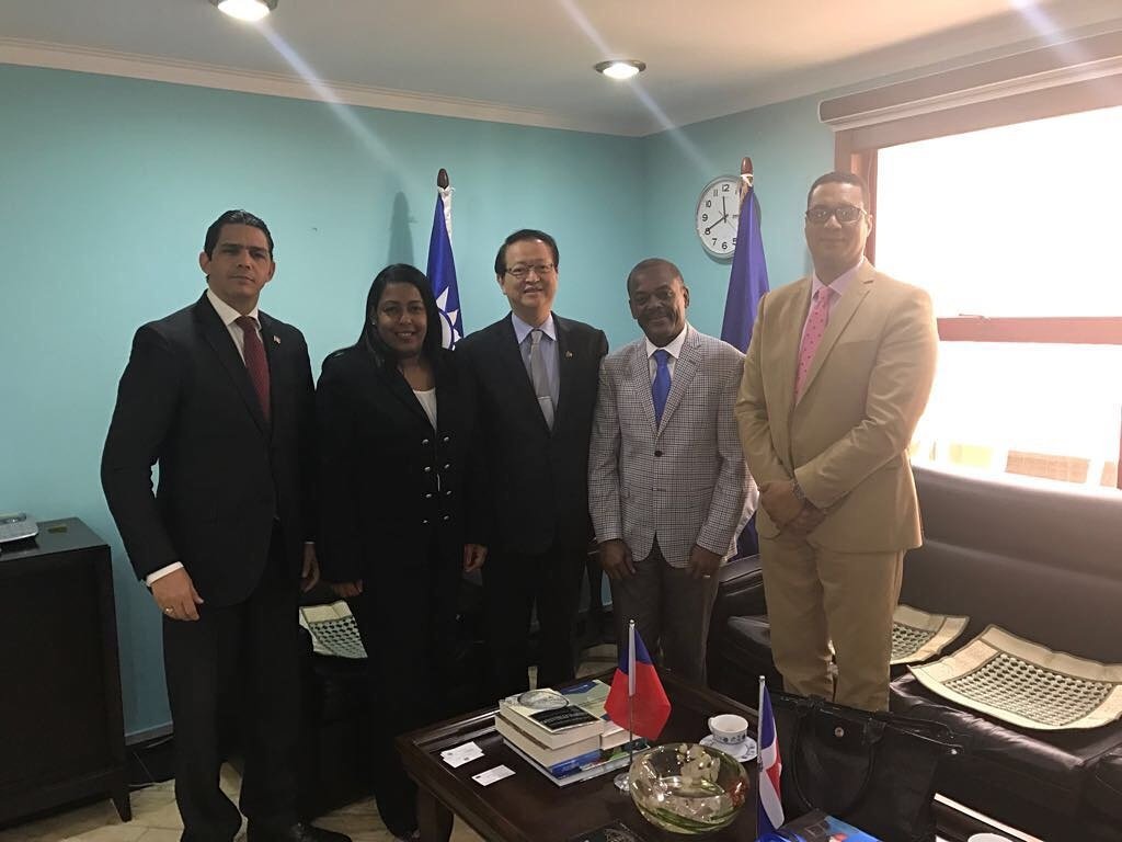 amBocachica1's tweet photo. Nuestro Alcalde #RadhamesCastro se reúne con el Embajador de Taiwan en RD y dos embajadores mas dominicano y con la directora de Fedomu. https://t.co/pn6buQLFX4