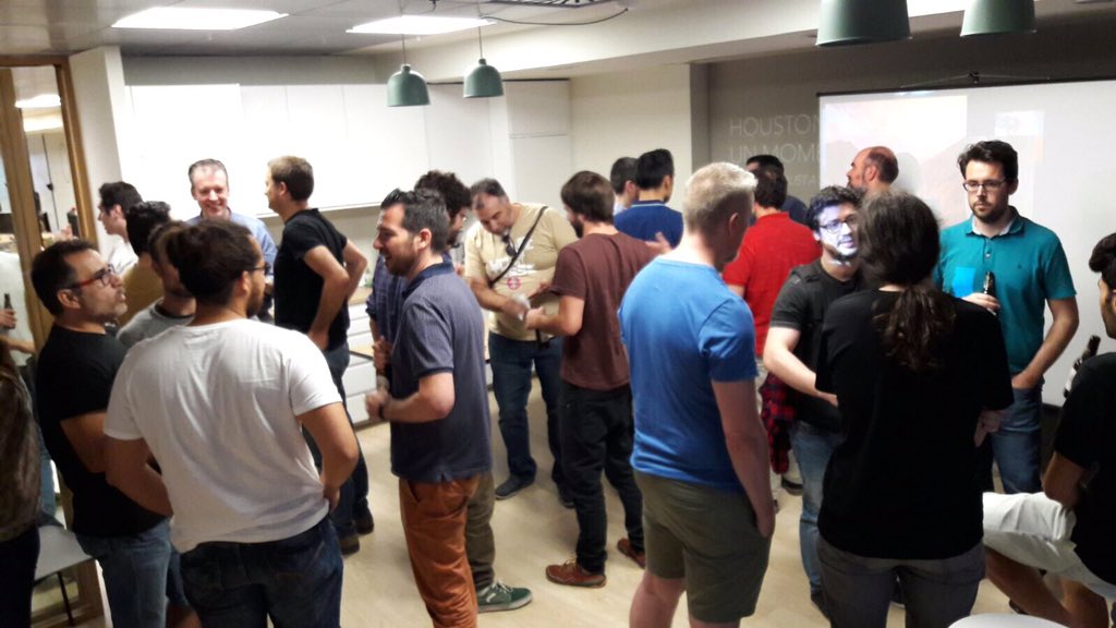 Onestic's tweet image. Y para acabar el @PHPValencia que mejor manera que con una cerveza en la mano. #Onesticway