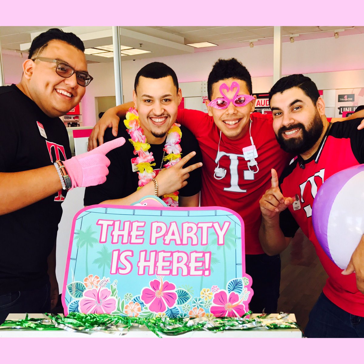 MsMarieDotCom's tweet photo. Come one come all!!! #summercelebration #howdfwokdoesit #magentaisbest https://t.co/gRNeaOlI9k