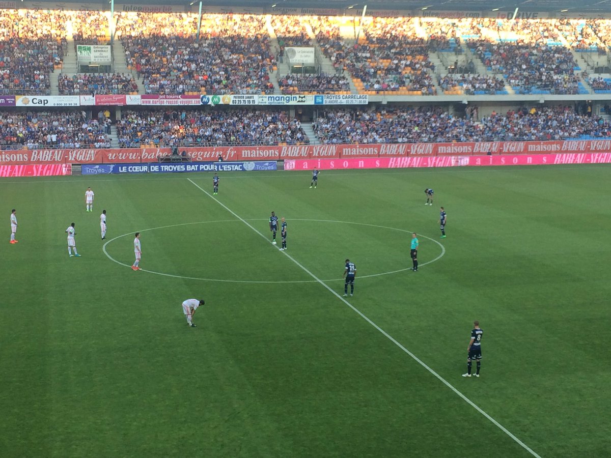 Coup d'envoi <a href="/estac_officiel/">ESTAC Troyes</a> <a href="/DjibrilSidibeS3/">.</a> #BarragesLigue1 #Lorient