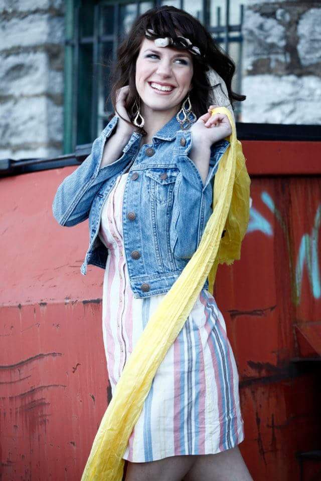MerLeighV's tweet photo. #TBT to Nashville, photo shoots, dark hair, and a Julia Roberts laugh. #BabyMercy https://t.co/ScwCG7GI4n