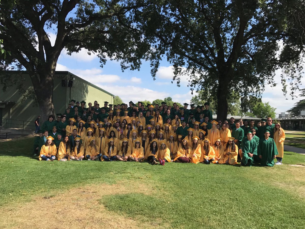 HilmarHigh's tweet photo. HILMAR HIGH CLASS OF 2017🤙🏻🎓 https://t.co/gftVzhCtXs