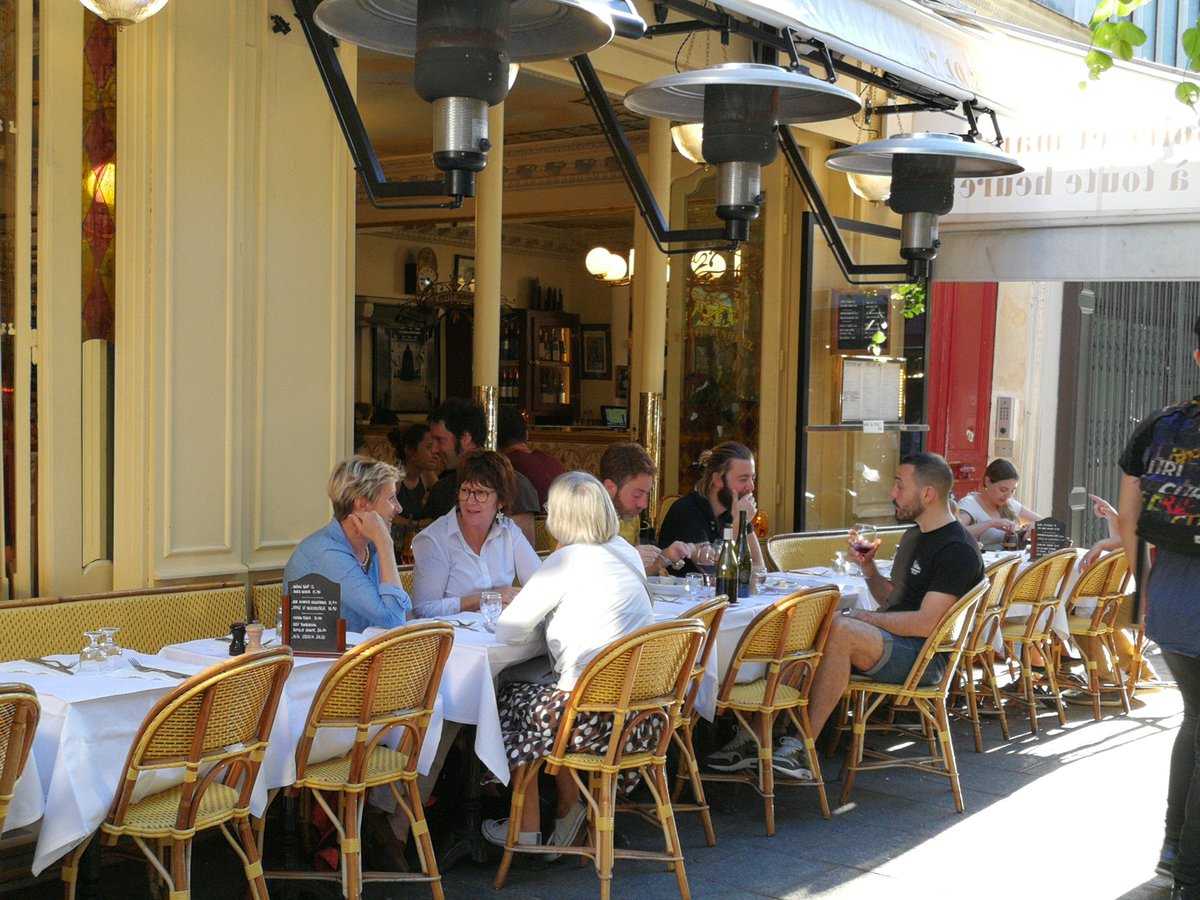 oopshostelparis's tweet photo. Enjoy this sunny evening 🌃 ☀ on a parisian terrasse ! This one is at Beaubourg 😊 https://t.co/Qsiy5HKz0g