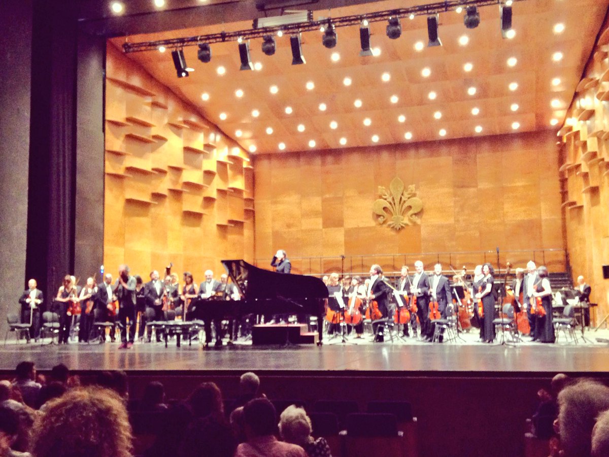 SimoneTeschioni's tweet photo. @StefanoBollani la musica, il genio !!!! #ConcertoAzzurro #PrimaEsecuzione #MMF #MMF80 #KristianJรคrvi @maggiomusicale ๐ผ๐ถ๐น๐ป๐บ https://t.co/7EOeEUXTeT