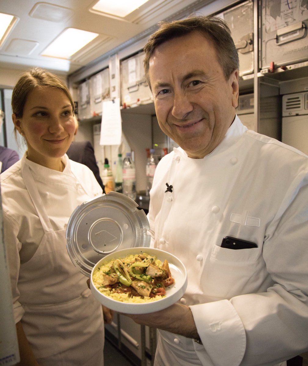 AirFranceUS's tweet photo. Yesterday, Chef @DanielBoulud surprised passengers by personally preparing dishes from our Business &amp; La Première menus #Bouludonboard https://t.co/bS0JeVAmvs