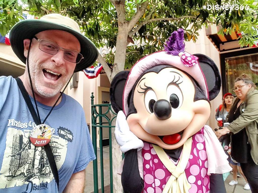 Disney366's tweet photo. Day 1972: Ran into #Minnie as I entered.
#Disney366 @DisneylandToday -
LOCATION:
#BuenaVistaStreet #DCA #DisneyCa… https://t.co/CElRfJvtHy https://t.co/QOwnkFMLUL