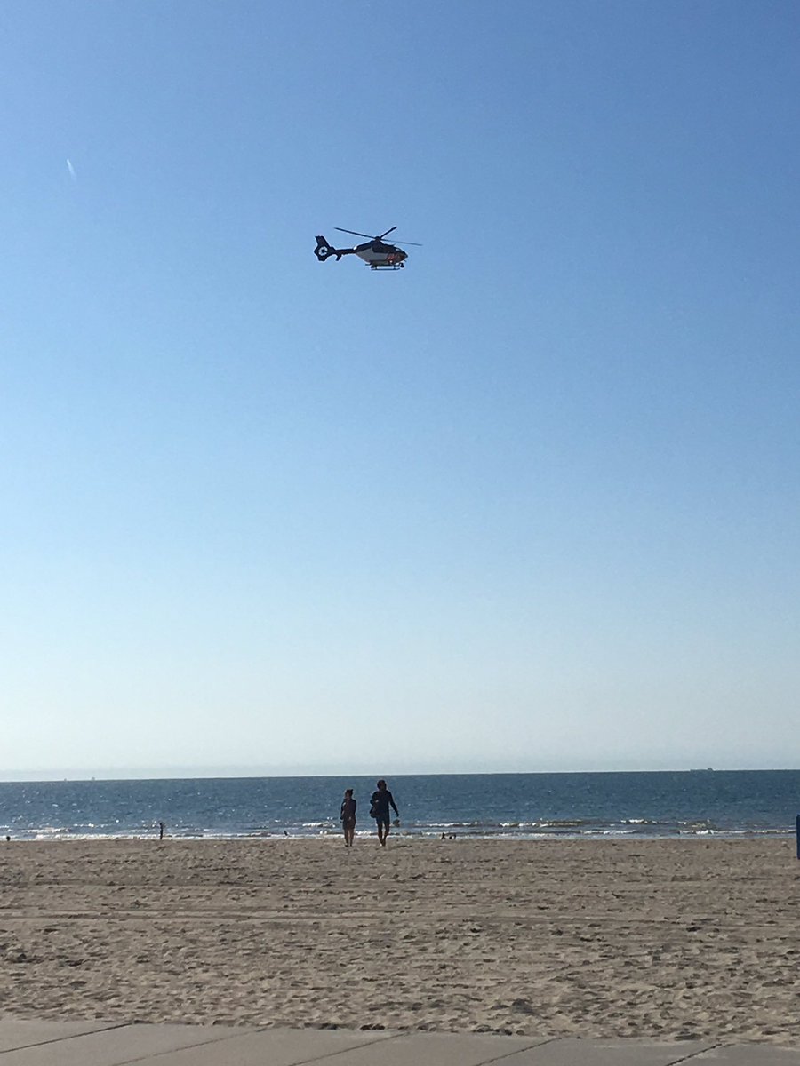 JanHeer's tweet photo. @DePolitieheli van #hoekvanholland zet eens een leuke foto van de strandhuisjes op twitter ten zuiden van de strandtenten! https://t.co/XZyBy0F2Gp