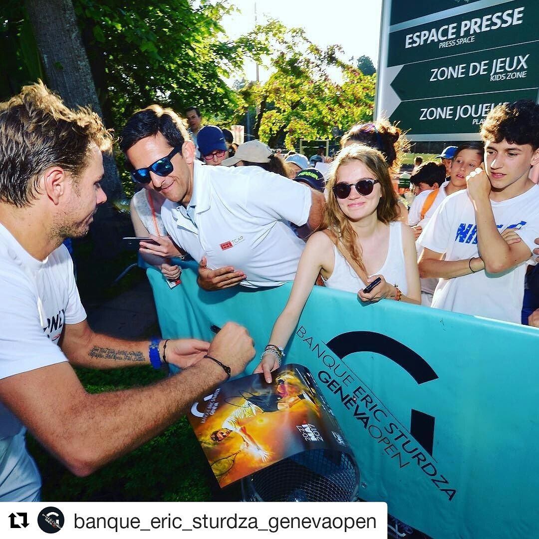 chda7777's tweet image. Making some very lucky fans very happy 👌❤ #GenevaOpen #PopularMan #Wawrinka (pic via @genevaopen on IG)