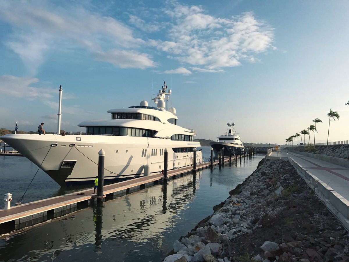 marinavistamar's tweet photo. Este #tbt es recordando la llegada de estos dos mega yates a nuestra marina, dejando en evidencia la gran capacidad de nuestro muelle https://t.co/uqa7Jt50HX