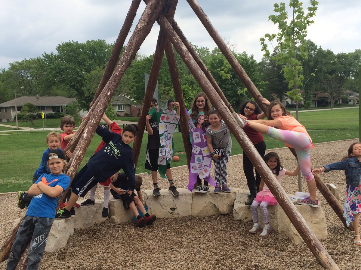 SummersClassWHS's tweet photo. Celebrating our 5th grade leaders! #whs44 https://t.co/A8ls5CnJH7