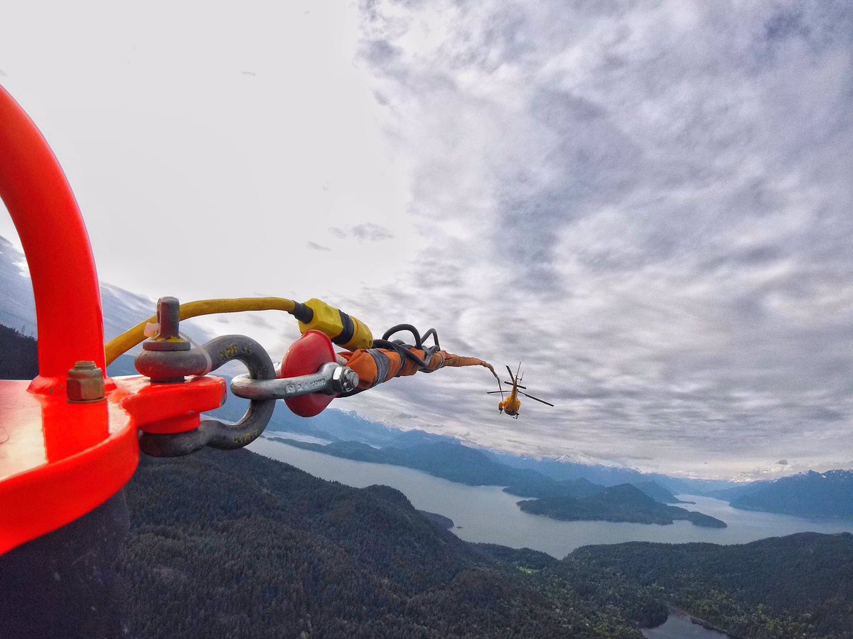 jarrettlunn's tweet photo. #hookview. Cell tower left edge is 🎯
#bowenisland #howesound #dailyhivevan #vertical mag #explorebc #beautifulbc #talonhelicopters https://t.co/Ydjft9DDkE