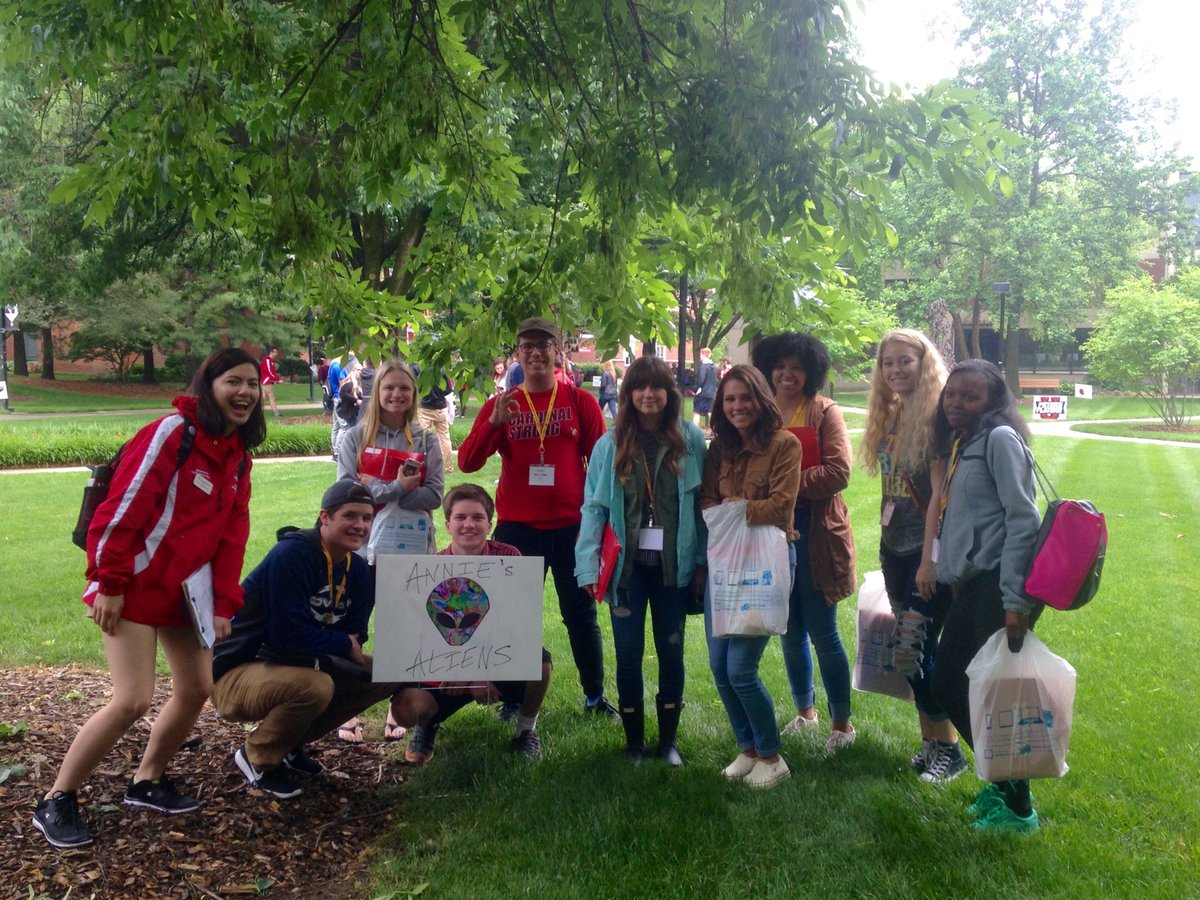 SOSmamora's tweet photo. Session 1 students r out of dis werld 👽 #UofLorientation #AnniesAliens https://t.co/8NKDdzeOsh