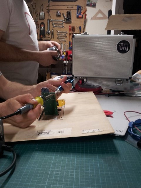 Bidouille et soudure, du 5.1 qui sort d'un raspi et un oscillo pour traquer les gresillements, un beau #3615señor ce soir.