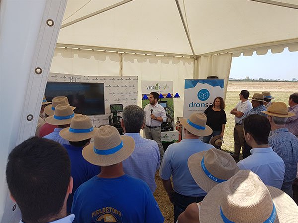 ptx_trimble's tweet photo. Our partner, @Vantageoeste, has enjoyed being a part of #BayerDigitalFarming and sharing new tech in #precisionag https://t.co/MvEqkm22HY https://t.co/9TyTvi6u09