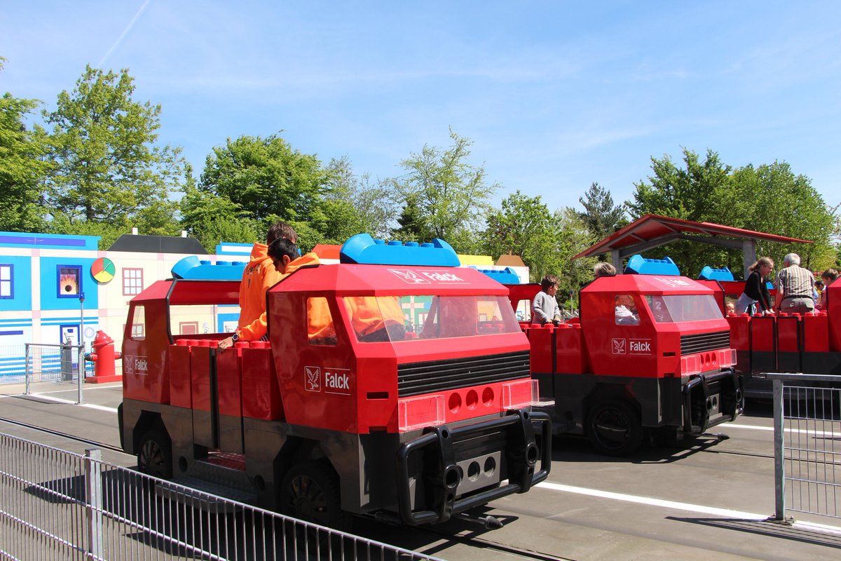 Technautonomes's tweet photo. 4 @Flloec Firemen in #legoland #billund today https://t.co/WcksMuPy2B
