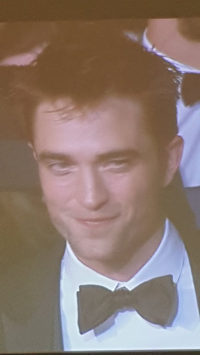 EBreux's tweet photo. #RobertPattinson monte les #marches de #Cannes2017 https://t.co/FAyLbzCrie
