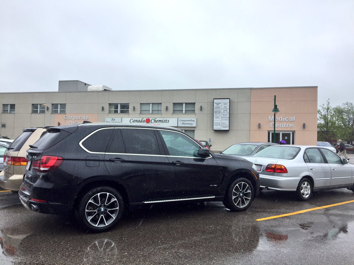 gcpawelec's tweet image. Rainy day &amp;amp; no parking spots close to the entrance? Np! Just double-park someone &amp;amp; block the entrance / 1-way roadway. #Markham #BMWdrivers