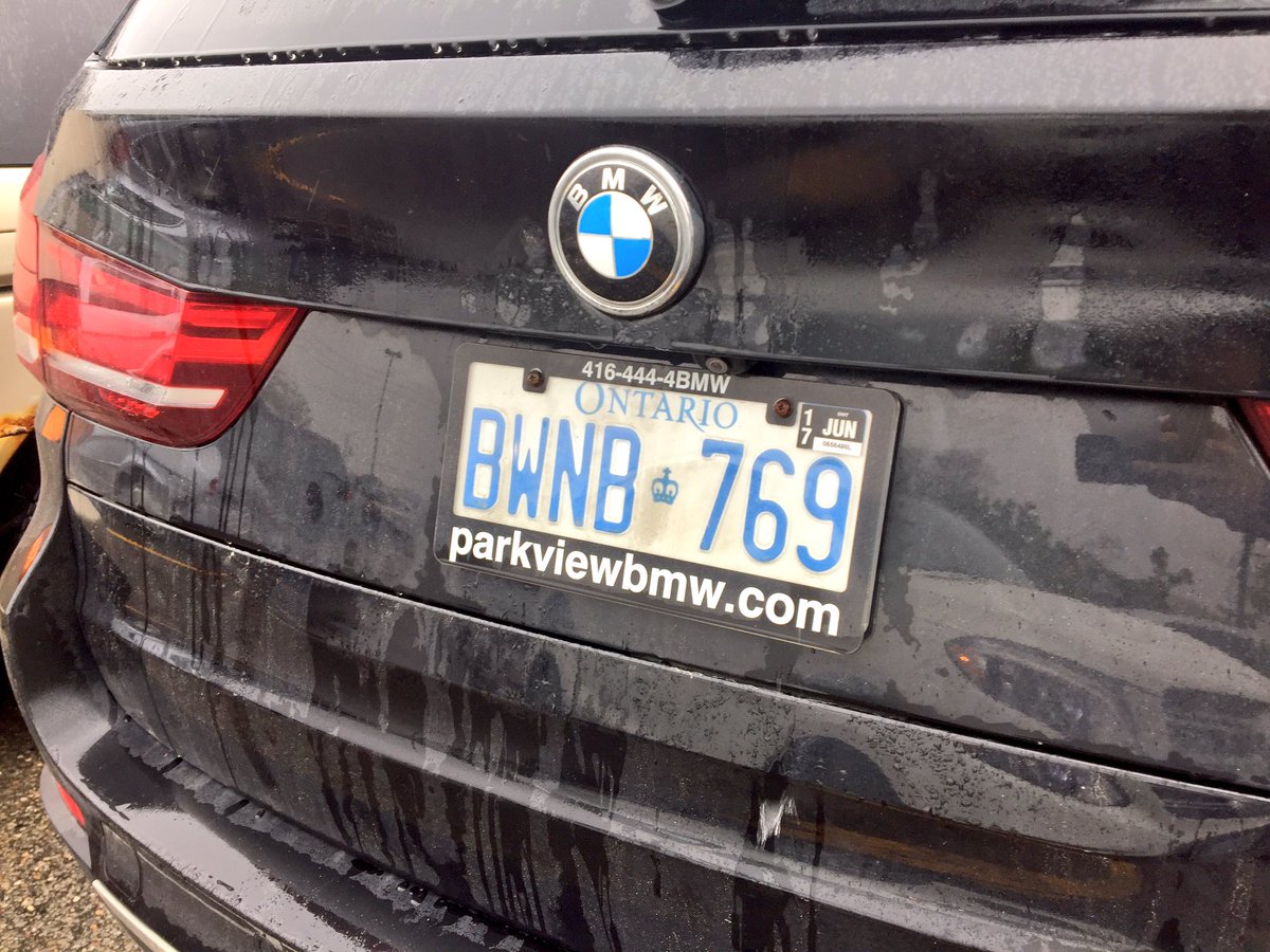gcpawelec's tweet image. Rainy day &amp;amp; no parking spots close to the entrance? Np! Just double-park someone &amp;amp; block the entrance / 1-way roadway. #Markham #BMWdrivers