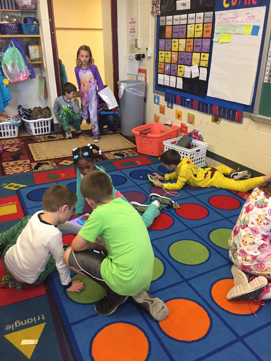 205MissHansen's tweet photo. What a fun day today! We saw a second grade play and had electronic day in our pajamas! https://t.co/7nMRGcA15T