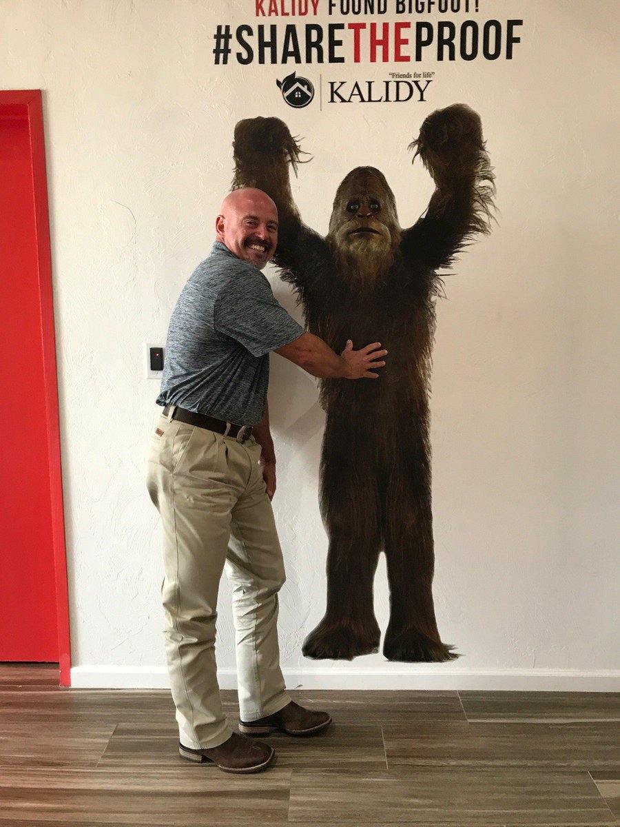 KalidyBigfoot's tweet image. #tbt to when Stephen stopped by and rubbed my belly. It was kind of weird but he seemed to find it funny... 😝 Miss you, friend❤️ #VisitAgain