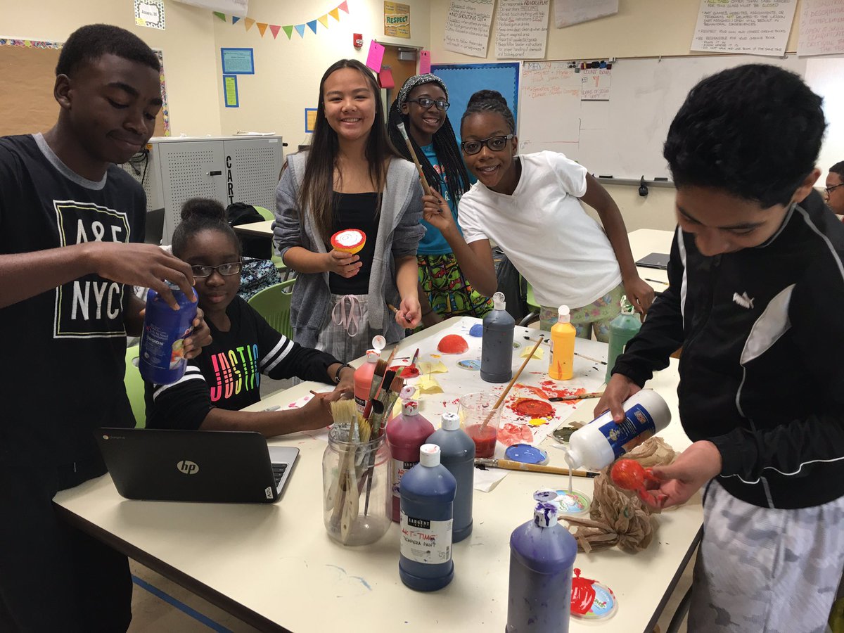 MrsQuadagnoTCS's tweet photo. #8thScience working on their projects! #staycurious #HRdiagrams #cellmodels #chemicalreactions #solarsystemmodels #discover #create https://t.co/fF2AR03Y1N