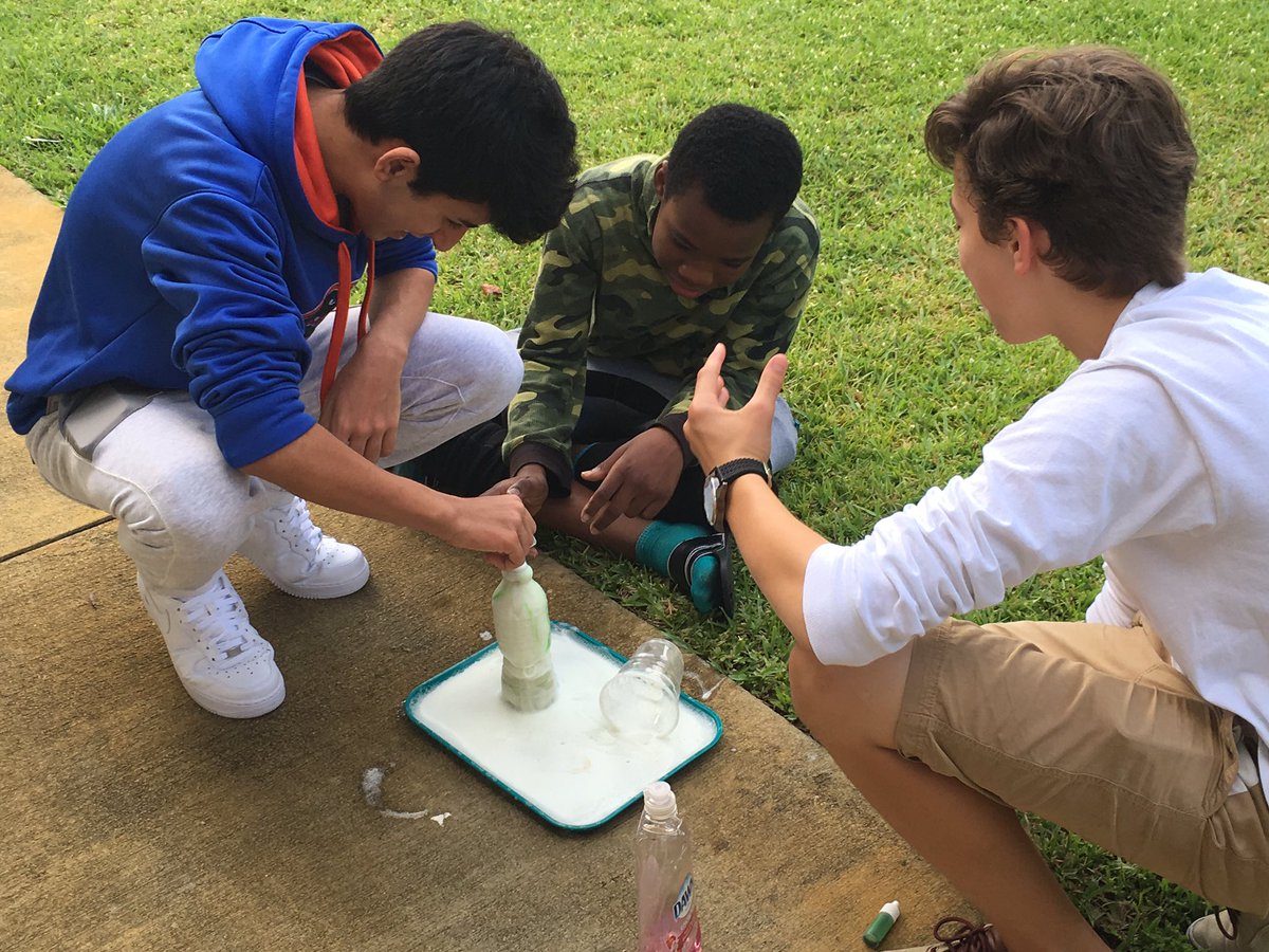 MrsQuadagnoTCS's tweet photo. #8thScience working on their projects! #staycurious #HRdiagrams #cellmodels #chemicalreactions #solarsystemmodels #discover #create https://t.co/fF2AR03Y1N