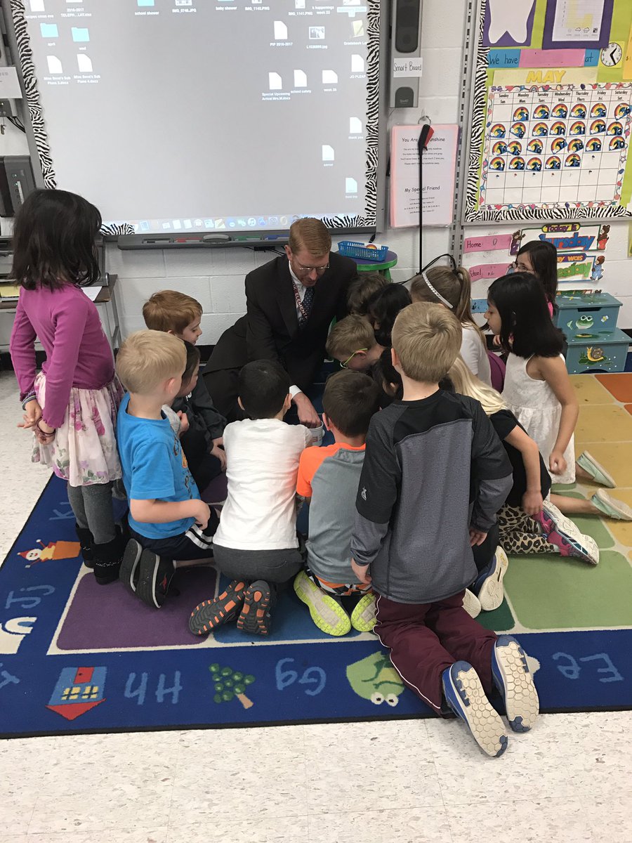 MrsMacchione's tweet photo. We love when Mr. Stokes stops by! #gardenlesson #minilesson #EBgarden #iteachk #kindergartenrocks https://t.co/dtAp1KSZvY