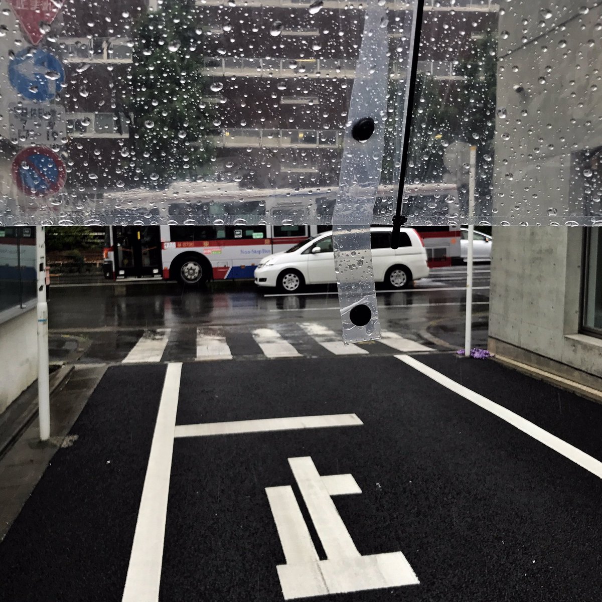 #PayungABThree sempat terkenal di taun 90-an di desa saya, gara2 klip Kerinduanku. Pagi ini jalan ujan2 pake payung ini <a href="/Be3official/">Be3</a>