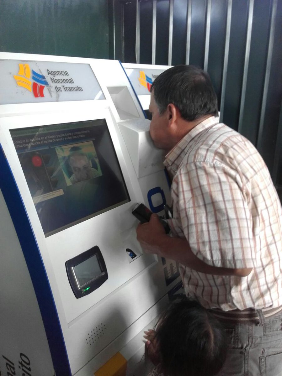 Andres_Salas87's tweet photo. Trabajamos para q tengas #FeriadoSeguro; verificamos estado unidades, títulos habilitantes, respeto tarifas autorizadas, kit @TranSeguroANT https://t.co/jDcNLepmMM