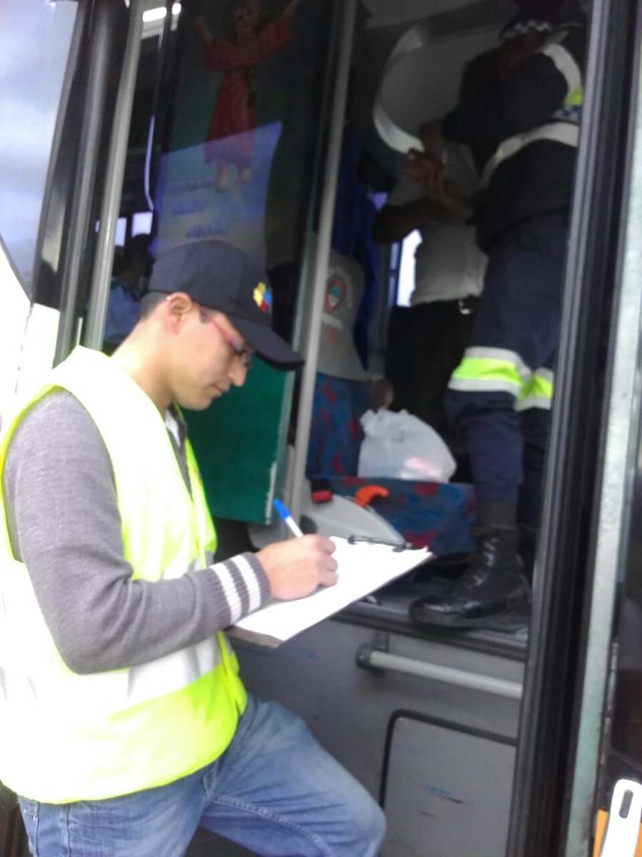 Andres_Salas87's tweet photo. Trabajamos para q tengas #FeriadoSeguro; verificamos estado unidades, títulos habilitantes, respeto tarifas autorizadas, kit @TranSeguroANT https://t.co/jDcNLepmMM