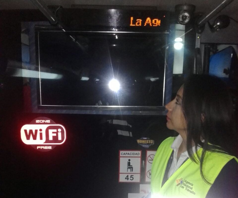 Andres_Salas87's tweet photo. Trabajamos para q tengas #FeriadoSeguro; verificamos estado unidades, títulos habilitantes, respeto tarifas autorizadas, kit @TranSeguroANT https://t.co/jDcNLepmMM