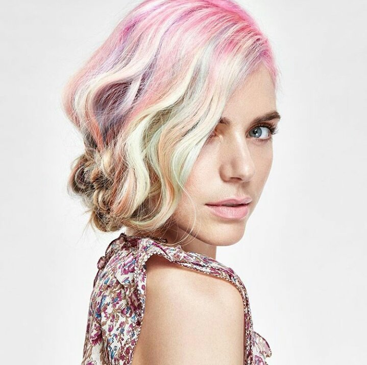 Colourful campaign for @lorealpro <a href="/lorealprous/">L’OréalProfessionnel</a> after such an amazing makeover👯👱💁 photo credit: <a href="/damonbaker/">JJ woods</a> #makeover #loreal #adcampaign