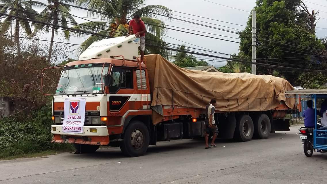 PaytPilipinas's tweet photo. DsWD Field Office 12 delivering rice for Filipinos in evacuation centers in Marawi and Lanao del Norte. https://t.co/d9Y8kEQHXD