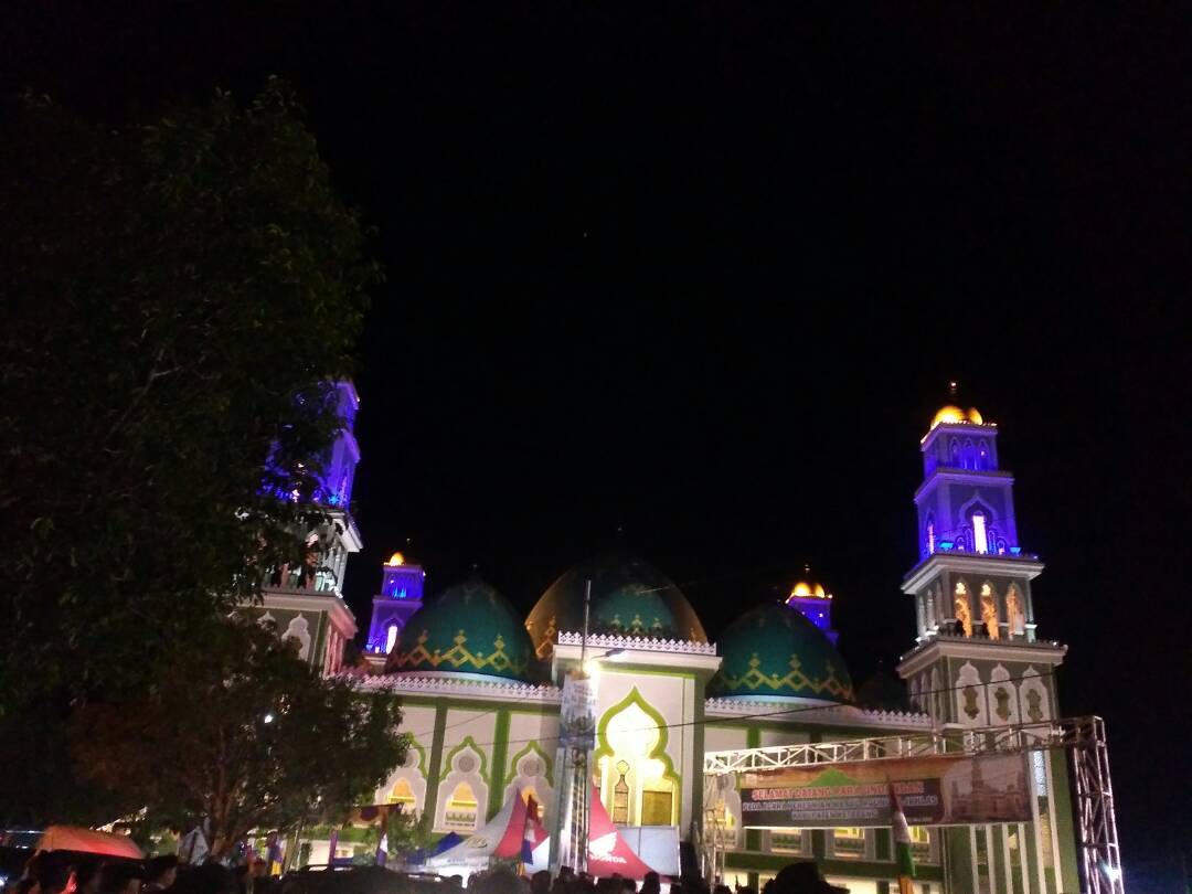 EmilNotonogoro's tweet photo. Indahnya #Masjid Al-Ikhlas di #Ketapang
yg br diresmikan Kamis,  25 Mei 2017.
#Al-Ikhlas #Islam 
#wisatareligi
@KompasTravel @detikTravel https://t.co/etMHJvlZrA