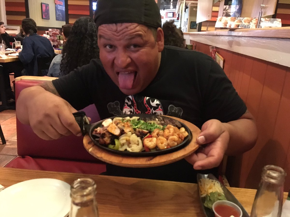 RickyStyles3's tweet photo. Aquí en familia de la wrestling Jorge Luis Rivera y El Demoledor https://t.co/ZBqkvHsdxW