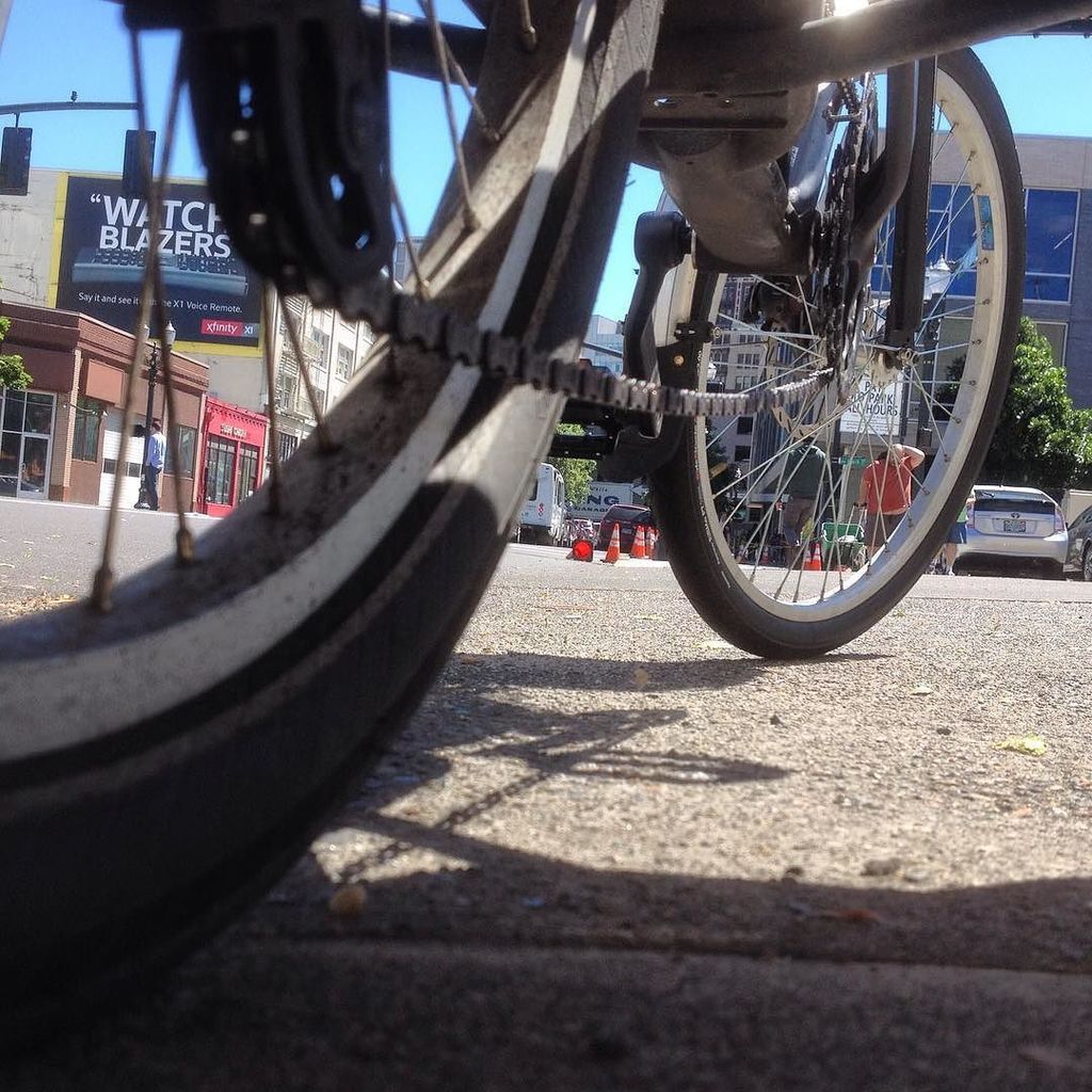 pdxpedpow's tweet photo. I love these perfect days for riding. #portland #sunshine #wecaterpdx #riderdaniel https://t.co/1upvA398wV https://t.co/RW8adoUjxO